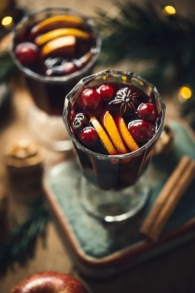 素朴なテーブルにガラスのスパイスとホットワイン クリスマス食品コンセプト — ストック写真