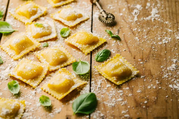 Prozess Des Kochens Italienischer Ravioli Auf Einem Holztisch Garprozess Mit — Stockfoto