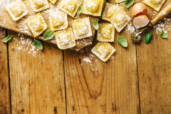 Processo Cozinhar Ravioli Italiano Mesa Madeira Processo Cozimento Com Farinha — Fotografia de Stock