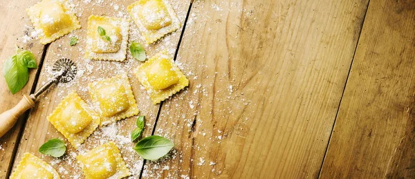 Processo Cozinhar Ravioli Italiano Mesa Madeira Processo Cozimento Com Farinha — Fotografia de Stock