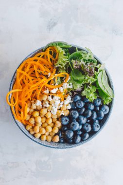 Buda kase salata pumpkins, böğürtlen, nohut ve ıspanak üzerinde beyaz tablo ile. Sağlıklı temiz Detoks kavramı beslenme. Kopya alanı ile üstten görünüm