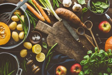 Yemek pişirmek için taze sebze malzemeler ahşap üzerine yerleştirilir. Yemek doğal, Eko, biyo, vegan veya vejetaryen sağlıklı yaşam kavramı. Yatay kopya alanı ile. 