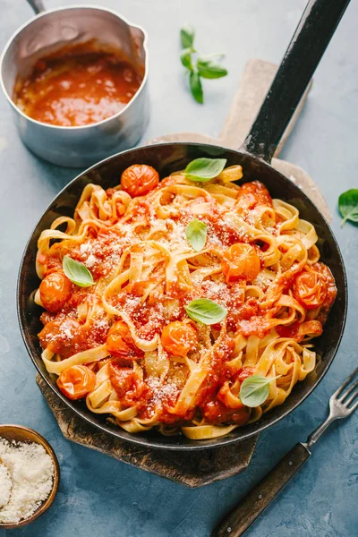 Rasanya Lezat Spageti Dengan Saus Tomat Dan Keju Atas Meja — Stok Foto