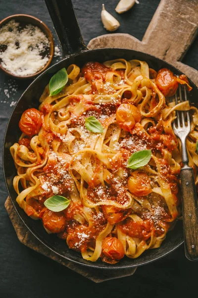 Sabroso Apetitoso Espagueti Con Salsa Tomates Queso Sartén Mesa Vista — Foto de Stock