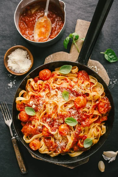 Sabroso Apetitoso Espagueti Con Salsa Tomates Queso Sartén Mesa Vista — Foto de Stock