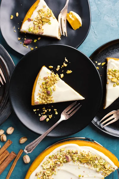 Torta Deliciosa Saborosa Abóboras Com Creme Pistache Placas Fundo Azul — Fotografia de Stock