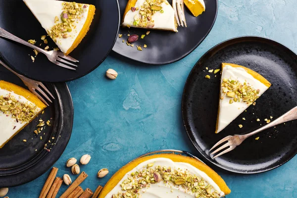 Gustosa Deliziosa Torta Zucche Con Panna Pistacchi Piatti Sfondo Blu — Foto Stock