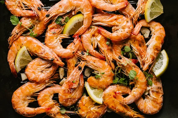 Sabroso Apetitoso Camarones Asados Langostinos Con Especias Limón Sartén Sobre — Foto de Stock