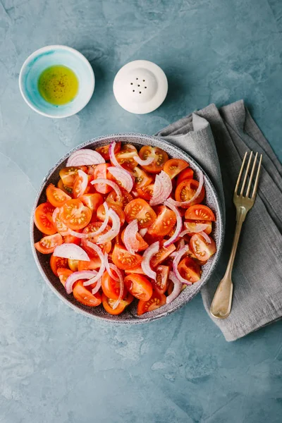 Ensalada Sabrosa Tomates Apetitosos Con Aceite Cebolla Aceitunas Tazón Sobre — Foto de Stock
