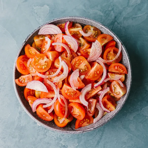 Gustosa Insalata Pomodori Appetitosa Con Cipolle Olio Oliva Ciotola Sul — Foto Stock