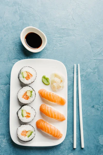 Sushi Avokádem Lososa Podávané Talíř Modrém Stole Svislý Kopií Prostor — Stock fotografie