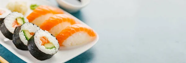Sushi Avokádem Lososa Podávané Talíř Modrém Stole Vodorovný Kopií Prostor — Stock fotografie