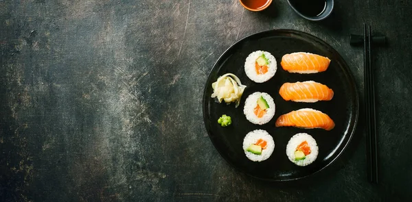 Sushi Avokádem Lososa Podávané Talíř Tmavě Zeleném Stole Vodorovný Kopií — Stock fotografie