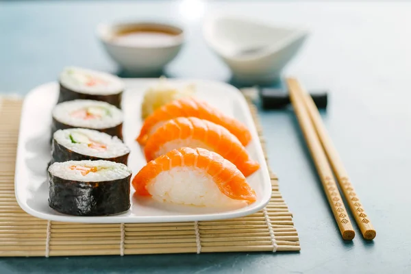 Sushi Con Aguacate Salmón Servido Plato Sobre Mesa Azul Horizontal — Foto de Stock