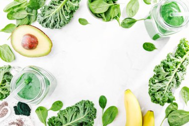 sağlıklı yeşil smoothie maddeler üstten görünüm beyaz masada