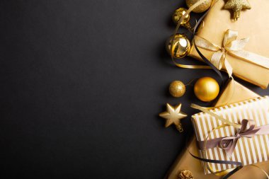 güzel Noel altın gümüş dekoratif baubles, hediyeler koyu siyah arka plan üzerine üstten görünüm