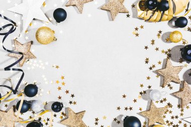 Güzel Noel siyah, altın ve gümüş dekoratif baubles üstten görünüm beyaz arka plan üzerinde