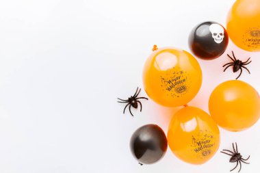Cadılar Bayramı sahne ve beyaz arka plan üzerinde balon üstten görünüm