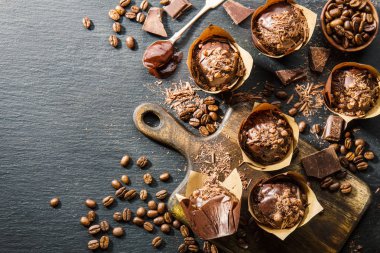 karanlık kayrak masada kek Çikolata parçaları ile üstten görünüm