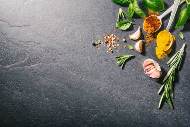 üstten görünüm taze fesleğen baharatlarla taş Kayrak bırakır.