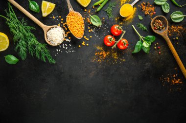 en iyi malzemeler taze İtalyan görünümünü koyu arka plan üzerine yerleştirilen