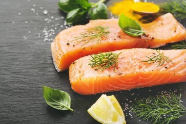 Ham lezzetli taze somon malzemelerle siyah masada biftek