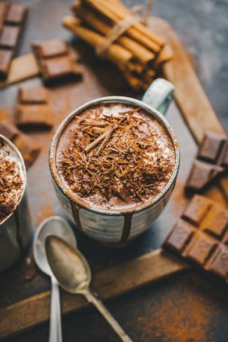 yakın çekim sıcak çikolata çikolata parçaları küçük bardak koyu masaya servis ile vurdu