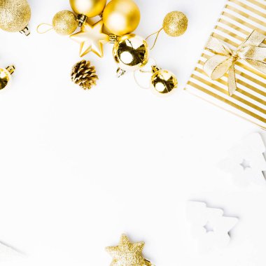 altın kağıt ve dekoratif öğeler beyaz üzerine sarılmış hediye kutusu üstten görünüm