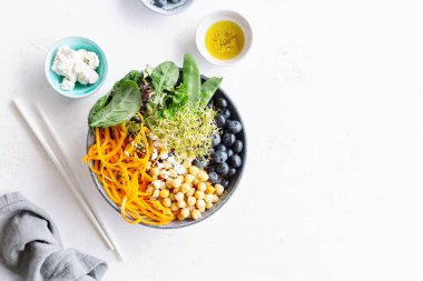 Kabak ve nohut beyaz masada Buda kase salata