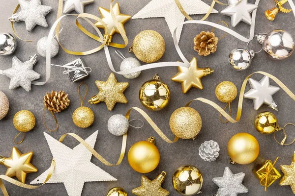 美丽的圣诞节金黄和银色装饰小球的高架看法在灰色背景 — 图库照片