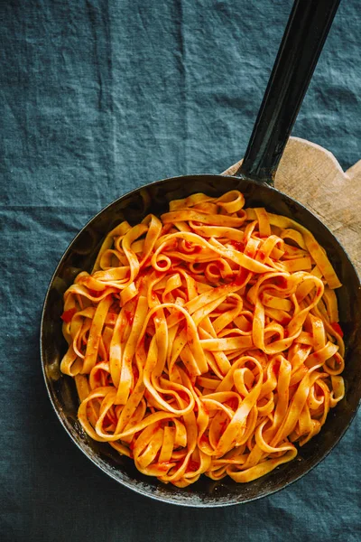 Vista Dall Alto Gustosi Spaghetti Appetitosi Con Salsa Pomodoro Formaggio — Foto Stock