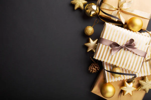 güzel Noel altın gümüş dekoratif baubles, hediyeler koyu siyah arka plan üzerine üstten görünüm