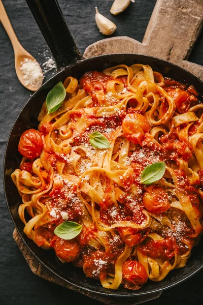 Vista Superior Los Sabrosos Espaguetis Apetitosos Con Salsa Tomate Queso — Foto de Stock