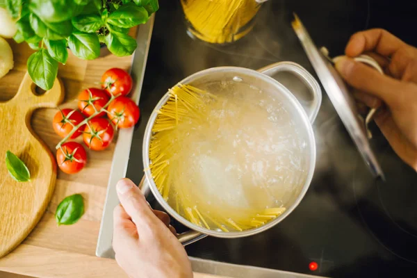 Schnittwunden Mann Beim Kochen Hausgemachter Italienischer Pasta — Stockfoto