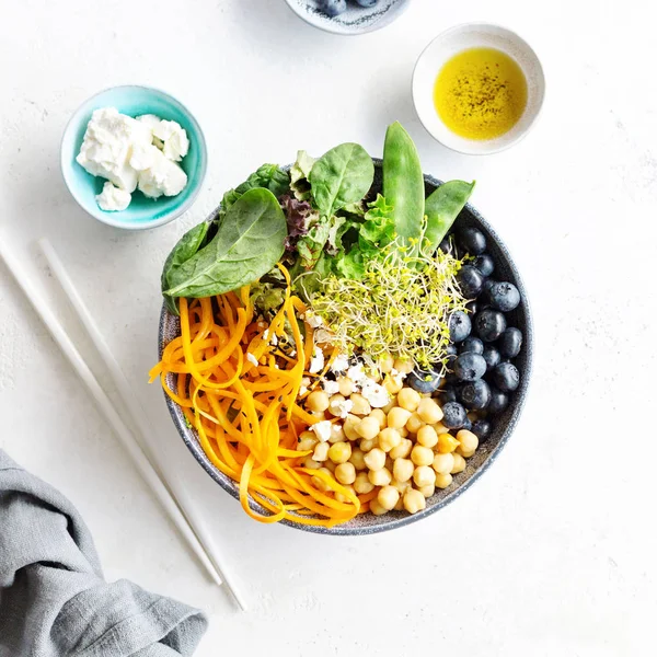 Buddha Bowl Salade Met Pompoen Kikkererwten Witte Tafel — Stockfoto