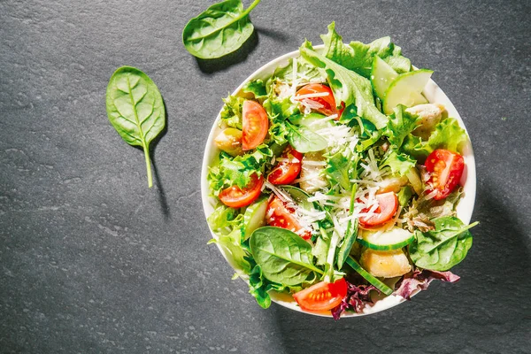 Vista Superior Saborosa Salada Fresca Com Frango Tomate Pepino Molho — Fotografia de Stock