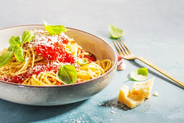 Primer Plano Espaguetis Con Salsa Tomate Parmesano Tazón Azul — Foto de Stock