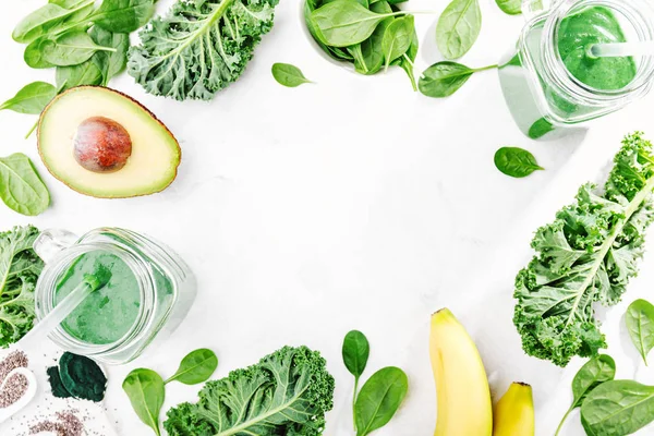 Sağlıklı Yeşil Smoothie Maddeler Üstten Görünüm Beyaz Masada — Stok fotoğraf