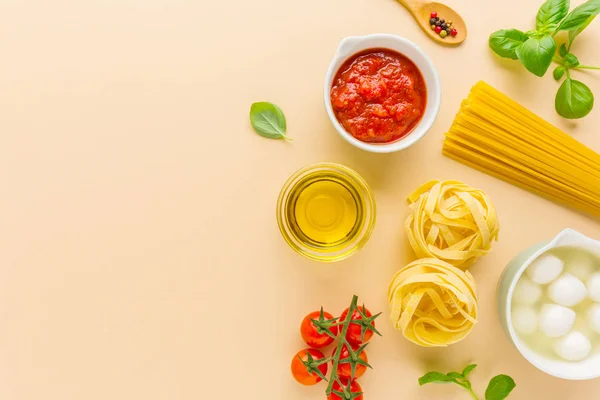 Vista Dall Alto Della Pasta Fresca Italiana Ingredienti Sfondo Brillante — Foto Stock