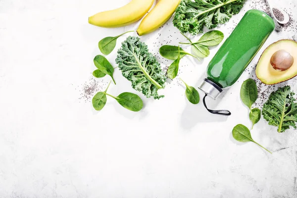 Κάτοψη Του Πράσινο Smoothie Μπουκάλι Μαρούλι Αβοκάντο Και Μπανάνες Λευκό — Φωτογραφία Αρχείου