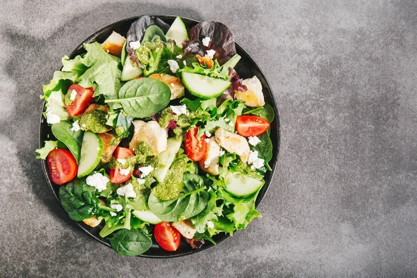 Vista Superior Sabrosa Ensalada Fresca Con Pollo Tomates Pepinos Salsa — Foto de Stock