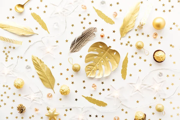Felülnézet Arany Díszítő Elemek Karácsony Fehér Asztali — Stock Fotó
