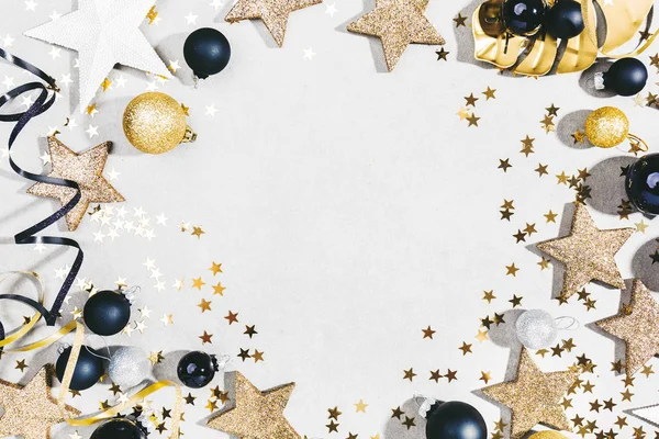 Güzel Noel Siyah Altın Gümüş Dekoratif Baubles Üstten Görünüm Beyaz — Stok fotoğraf