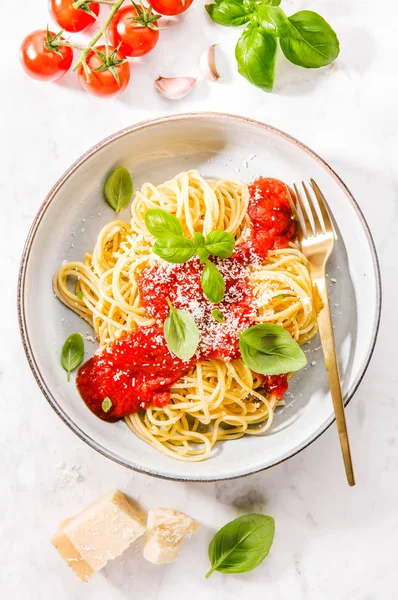 Vista Superior Espaguetis Con Salsa Tomate Parmesano Tazón — Foto de Stock
