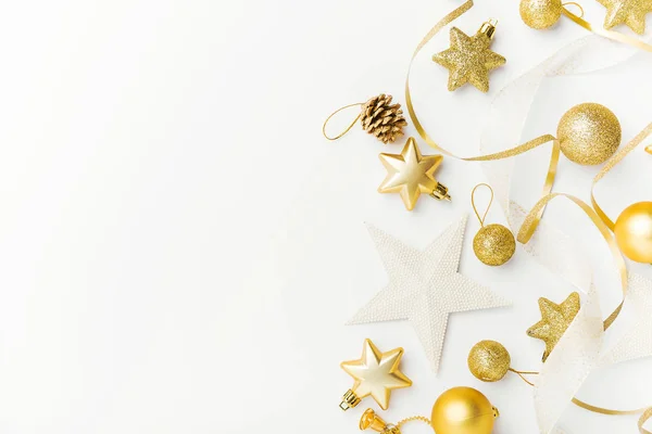 高景的圣诞节金色装饰小球隔离在白色 — 图库照片