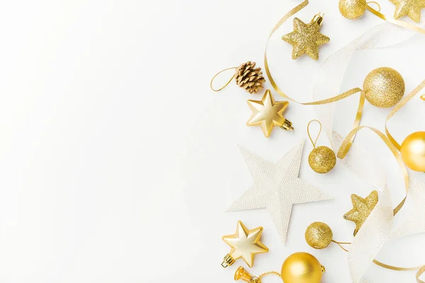 Vue Surélevée Des Boules Décoratives Dorées Noël Isolées Sur Blanc — Photo