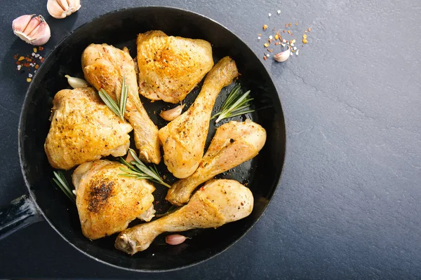 Vista Superior Patas Pollo Horno Servido Con Especias Plato Mesa — Foto de Stock