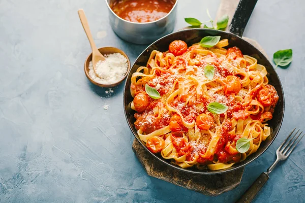 Puncak Tampilan Spageti Lezat Dengan Saus Tomat Dan Keju Atas — Stok Foto