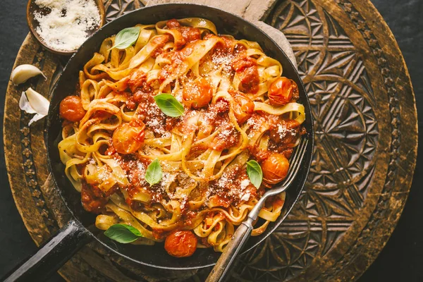 Widok Góry Tasty Apetyczny Spaghetti Sosem Pomidorowym Serem Patelni Stole — Zdjęcie stockowe