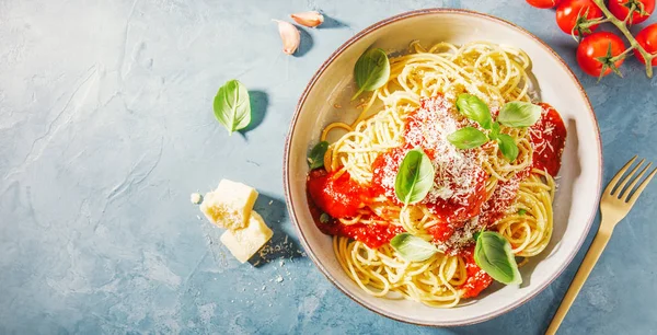 Vista Superior Espaguetis Con Salsa Tomate Parmesano Tazón Sobre Superficie —  Fotos de Stock